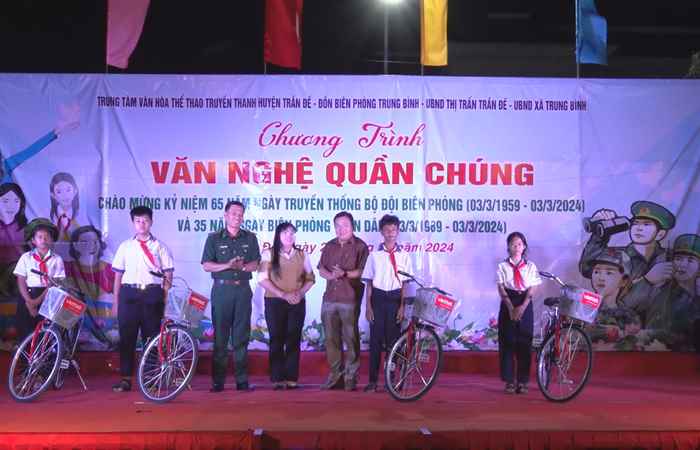 Trần Đề: Chương trình văn nghệ Chào mừng 65 năm ngày truyền thống Bộ đội Biên phòng